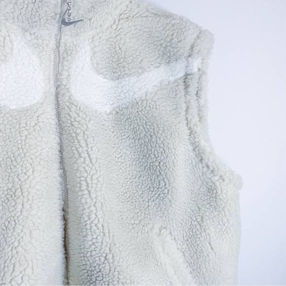 Nike - Sherpa Swoosh Vest - Picture 2 of 3